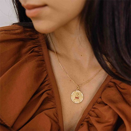 femme avec médaille amour A.Augis