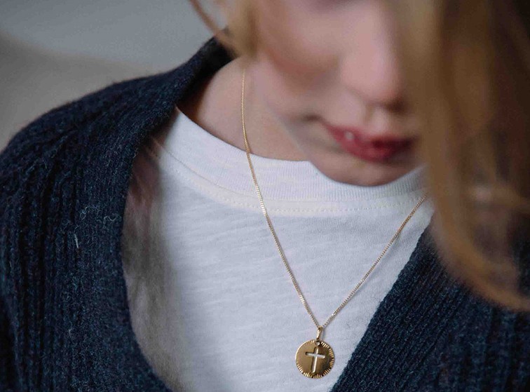 petite fille avec pendentif autour du cou