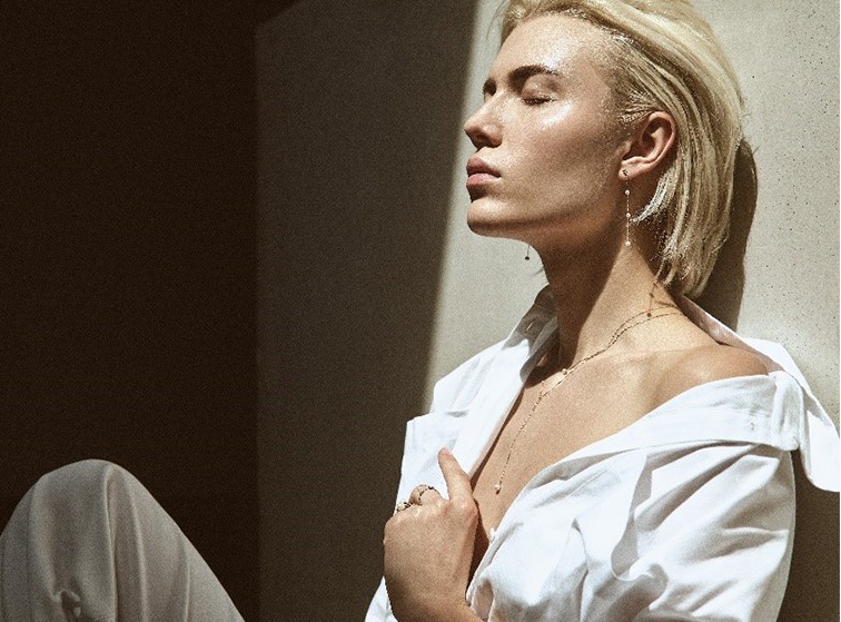 femme blonde avec créoles et boucle d'oreille